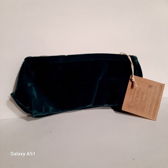 NWT Small Elegant Green Velvet Makeup bag - Picture 1 of 7